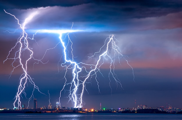 Starkes Gewitter Mit Blitz über Der Stadt | Premium-Foto