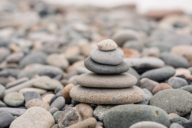 Steine Am Strand In Form Einer Pyramide Gleichgewicht Und Meditation Raum Fur Text Premium Foto