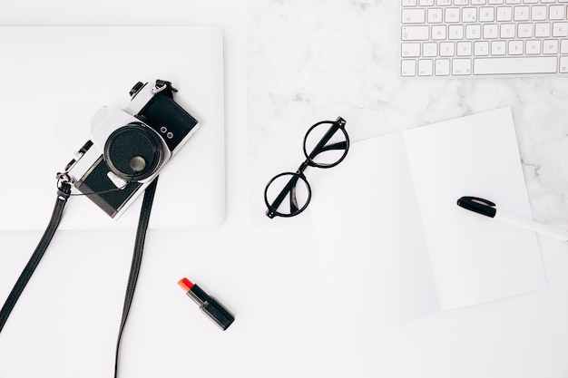 Stift Und Brille Auf Papier Roter Lippenstift Kamera Tastatur Und Digitales Tablet Auf Dem Schreibtisch Kostenlose Foto