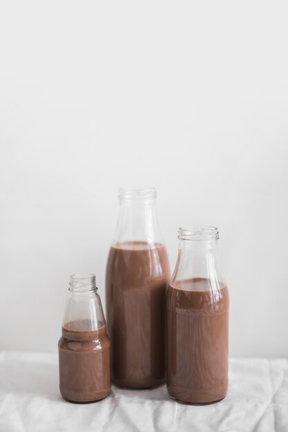 Stillleben der schokoladenmilchshakenflasche gegen weißen hintergrund Kostenlose Fotos