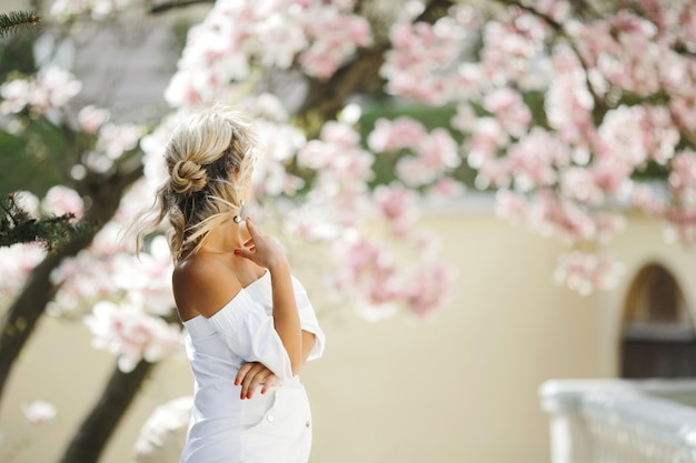 Stilvolle Frisur Der Blondine Im Weissen Kleid Kostenlose Foto