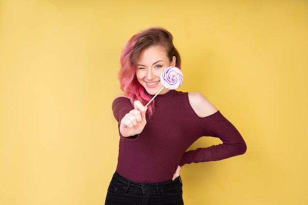 Stocherte mädchen mit süßen lollypop Kostenlose Fotos
