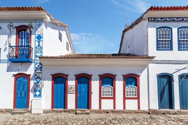 Straße und alte portugiesische kolonialhäuser im historischen stadtzentrum in paraty, staat rio de janeiro Premium Fotos