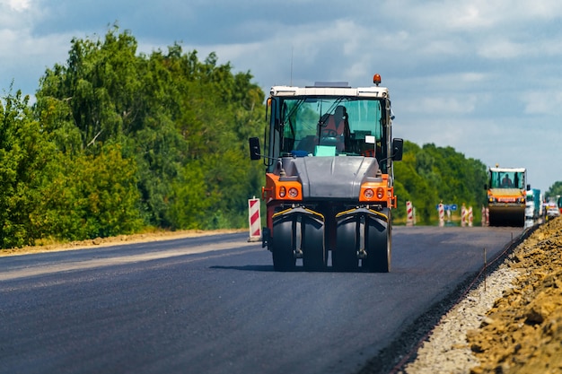 Strassenreparatur Verdichter Legt Asphalt Schwere Spezialmaschinen Asphaltfertiger Im Einsatz Seitenansicht Nahansicht Premium Foto