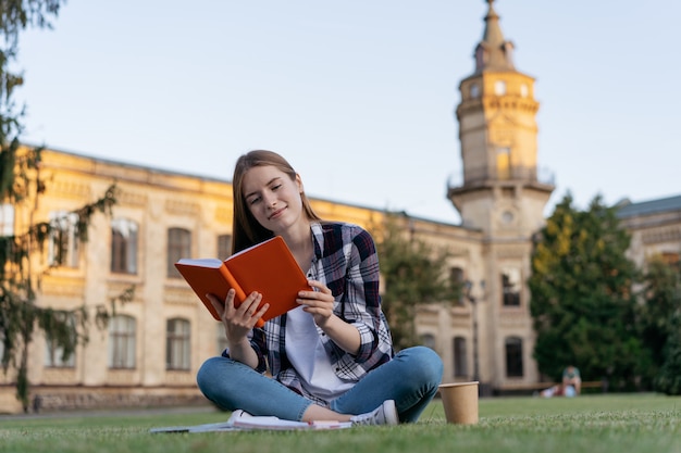 Student Studieren Ein Buch Lesen Sprache Lernen Prufungsvorbereitung Auf Gras Sitzen Bildungskonzept Premium Foto