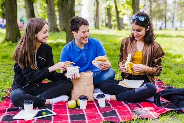 Studenten essen und spaß haben | Kostenlose Foto