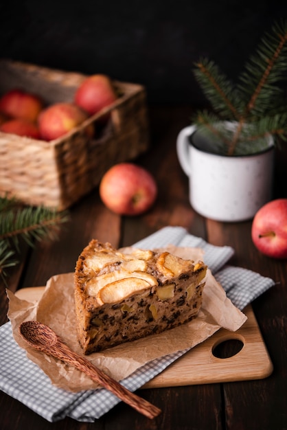 Stück kuchen mit äpfeln und kiefer | Kostenlose Foto