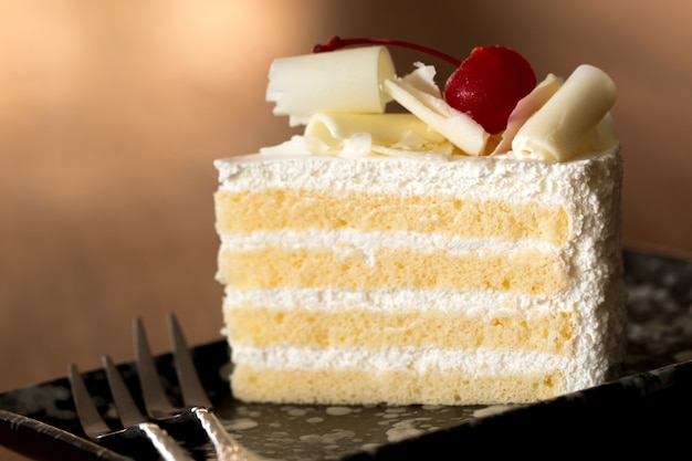 Stuck Weisser Kuchen Mit Vanillezucker Und Kirschgelee Belegt Mit Weissem Kase Premium Foto