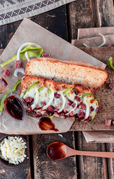 Sucuk ekmek, wurstsandwich mit huhn und mischnahrungsmitteln Kostenlose Fotos