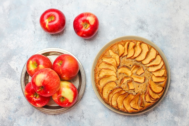 Süßer selbst gemachter apfelkuchen mit zimt Kostenlose Fotos