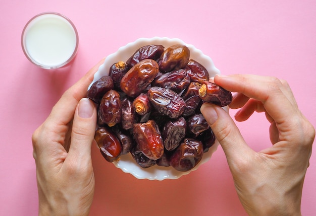 Süßes essen für den ramadan. milch und datteln obst. | Premium-Foto