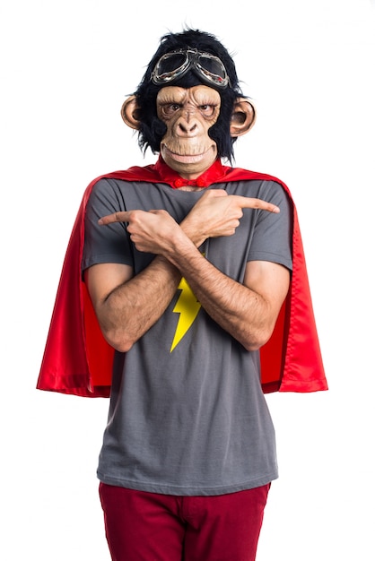 Superhero affen mann zeigt auf die seiten mit zweifeln Kostenlose Fotos