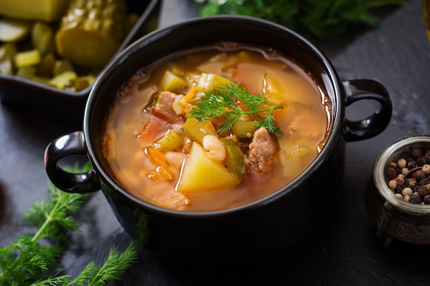 Suppe mit eingelegten gurken und bohnen in der ukrainischen art ...
