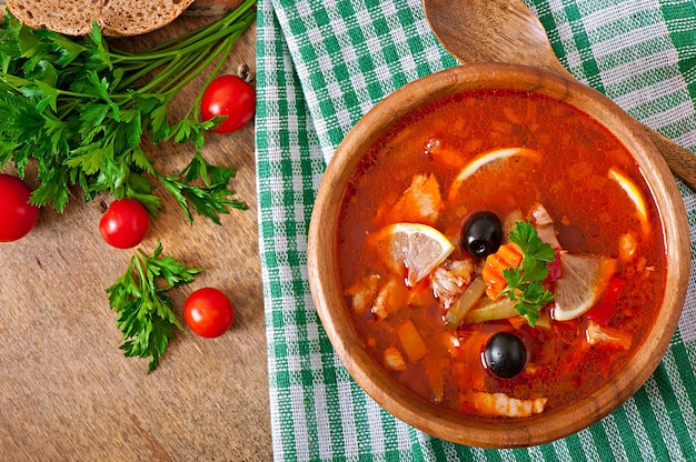 Suppe solyanka russe mit fleisch, oliven und essiggurken in der ...