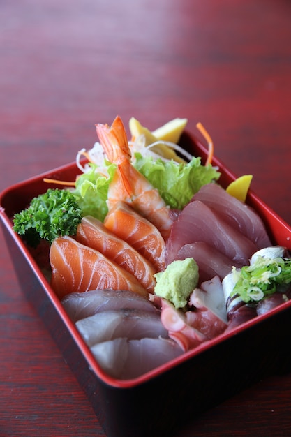 Sushi don , roher lachs thunfisch oktopus auf reis | Premium-Foto