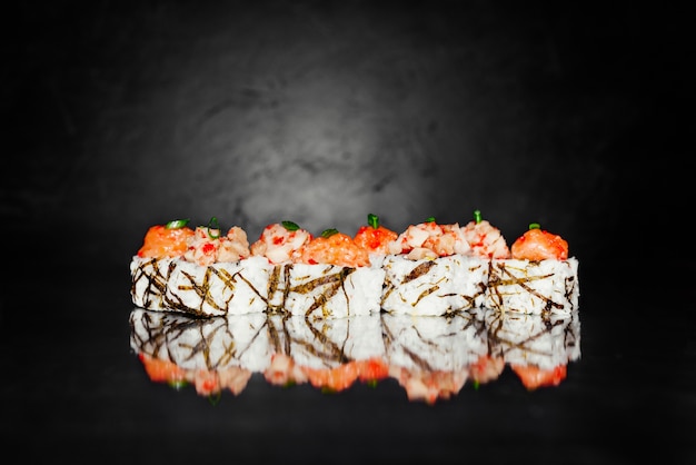 Sushi roll tobica aus nori, mariniertem reis, käse, gurke, avocado ...