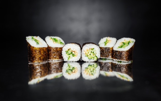 Sushi rolle aus nori, marinierter reis, sesam weiß, gurke. t ...
