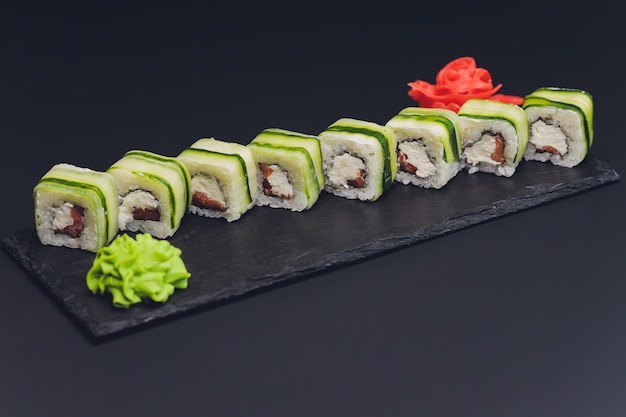 Sushi-rollen mit gurke, sesam und philadelphia-käse. japanisches essen ...