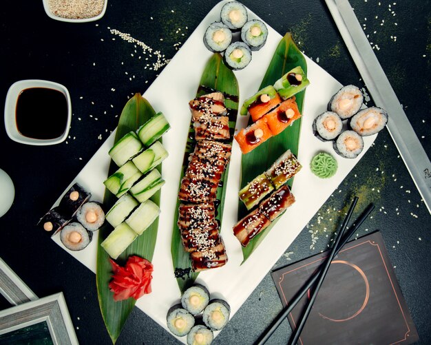 Sushi-rollen mit sojasauce und sesam belegt | Kostenlose Foto