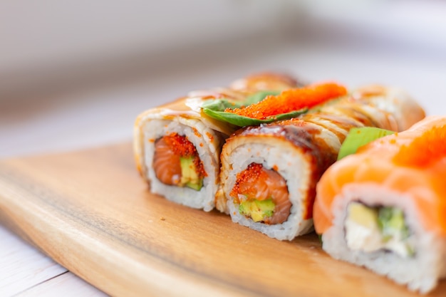 Sushi-set mit lachs und aal | Kostenlose Foto