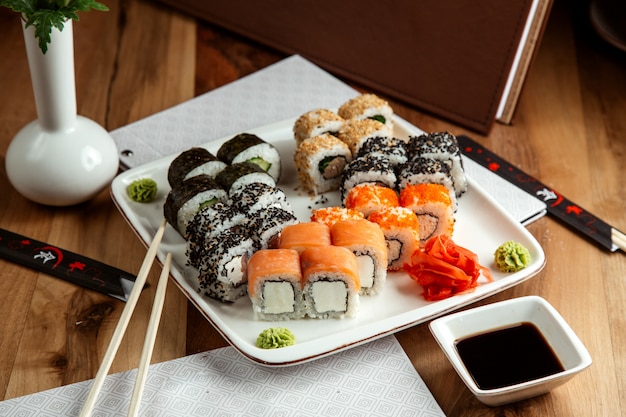 Sushi-set philadelphia roll mit frischkäse und lachs california roll ...