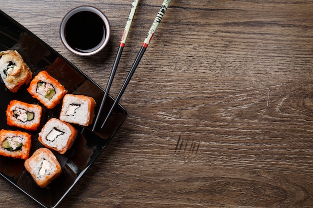 Sushirolle mit essstäbchen Premium Fotos