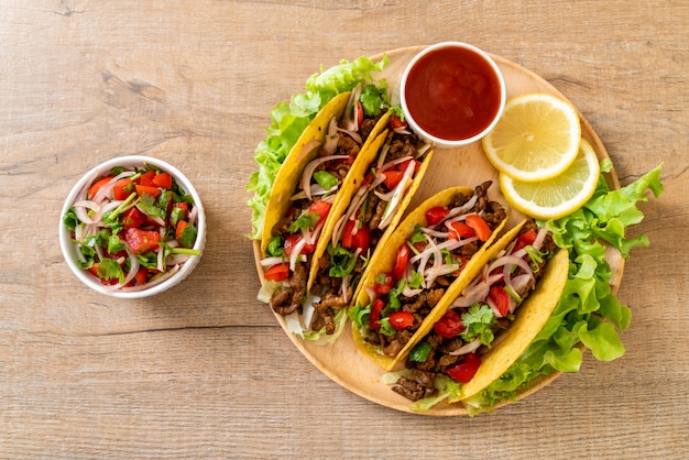 Tacos mit fleisch und gemüse | Premium-Foto