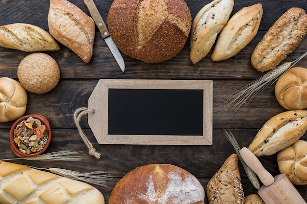 Tafel Und Backerei Auf Dem Tisch Kostenlose Foto