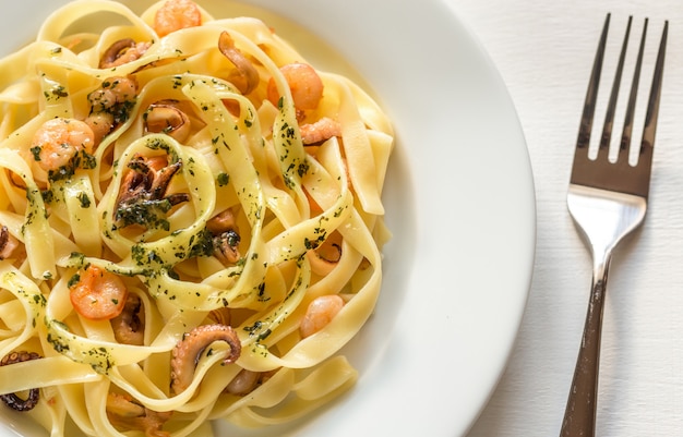 Tagliatelle pasta mit meeresfrüchten | Premium-Foto