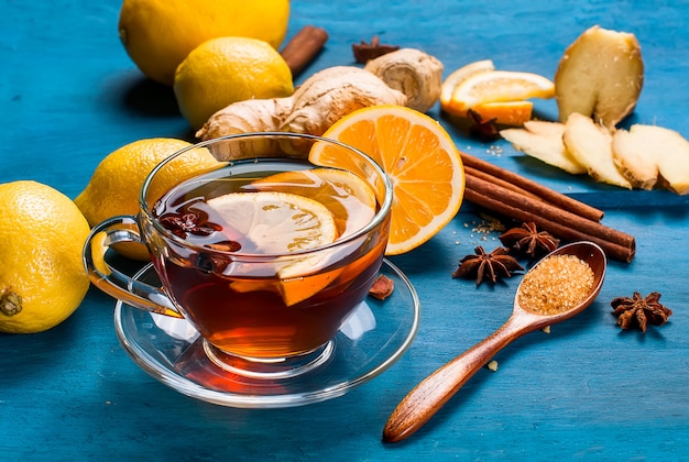 Tasse ingwertee mit zitrone und honig auf dunkelblauem untergrund, Premium Fotos