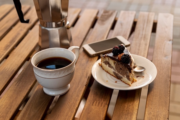 Tasse Kaffee Mit Einem Stuck Kuchen Auf Dem Tisch Kostenlose Foto