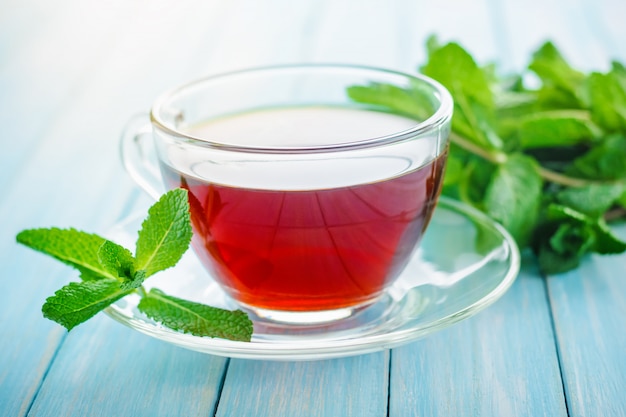 Tasse schwarzer tee mit frischer minze | Premium-Foto