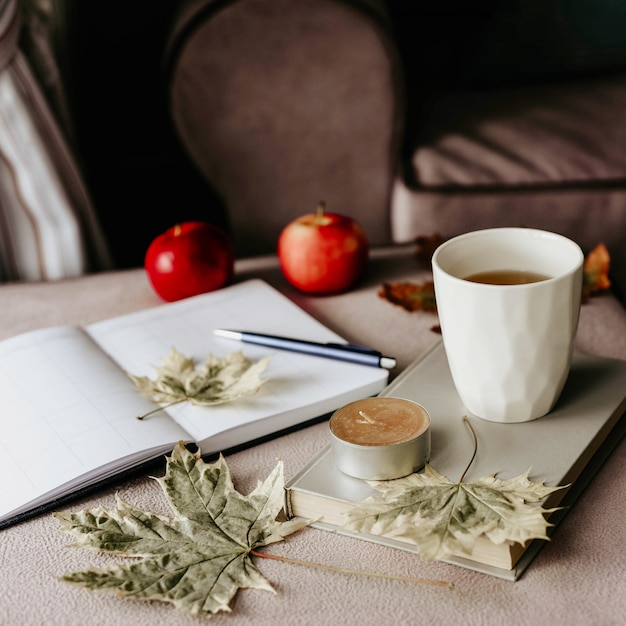 Tasse Tee Mit Einem Buch Im Innenraum Mit Herbstblatt Premium Foto