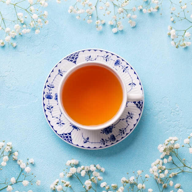 Tasse Tee Mit Frischen Blumen Ansicht Von Oben Kopieren Sie Platz Premium Foto