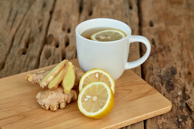 Tasse tee mit zitrone und ingwer | Premium-Foto
