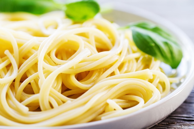 Tasty gekocht bunte spaghetti pasta mit frischem basilikum auf platte ...