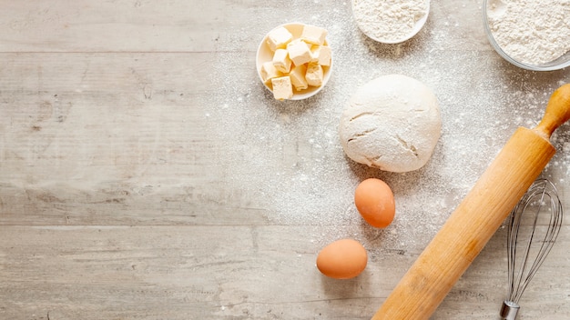 Teigküchenrolle und -eier mit kopienraum Kostenlose Fotos
