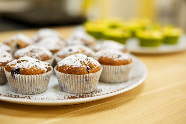 Teller Mit Frisch Gebackenen Sussen Muffins Susses Geback Rezepte Kochen Premium Foto