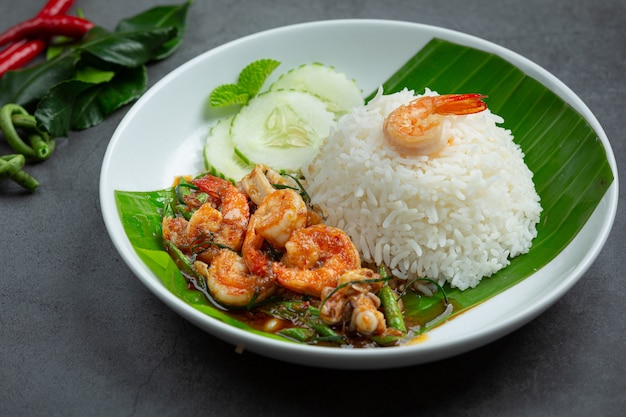 Thai essen; gebratene garnelen und tintenfische gekocht mit langen ...