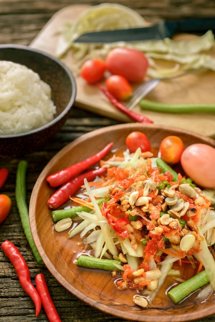 Thailändische küche der grünen papayasalat würzig köstlich, somtam ...