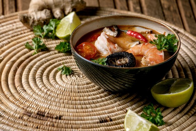 Thailändische suppe tom yum | Premium-Foto