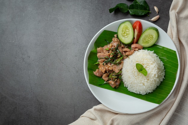Thailändisches essen, gebratenes schweinefleisch mit ...