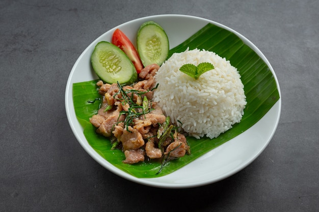 Thailändisches essen, gebratenes schweinefleisch mit ...