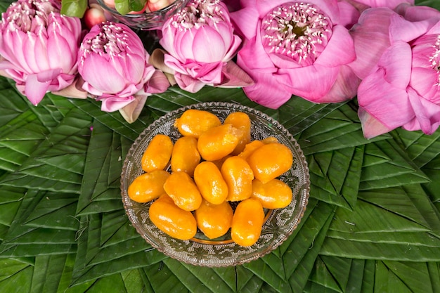 Thailandisches Mungobohnen Marzipan Und Eigelb Nachtisch Rezept Met Khanoon Thailandische Desserts Premium Foto