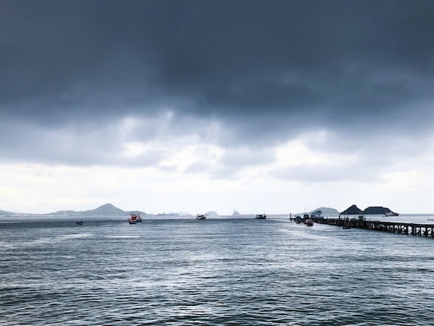 Thailand-seeboot mit landschaft des bewölkten himmels Premium Fotos