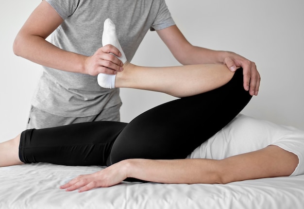 Therapeutin, die sich einer physiotherapie mit einer patientin