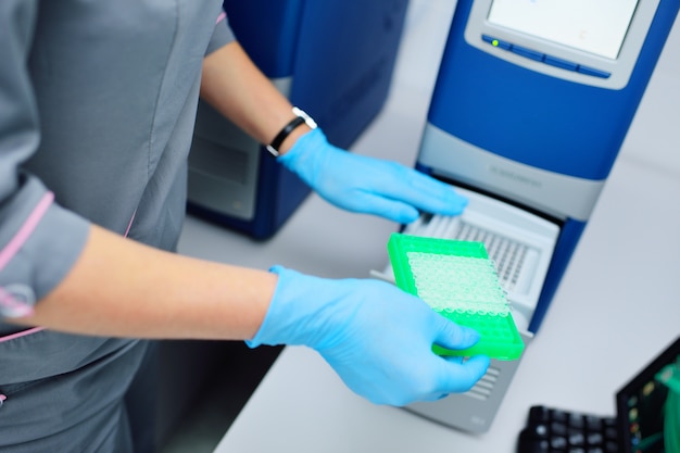 Thermocycler für dna- und pcr-tests und -analysen vor dem ...