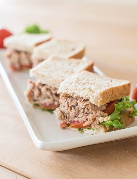 Thunfisch-sandwich auf teller | Kostenlose Foto