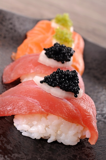 Thunfisch und lachs-sushi mit kaviar set | Kostenlose Foto