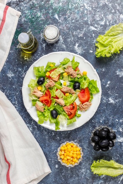 Thunfischsalat mit salat, oliven, mais, tomaten, draufsicht ...